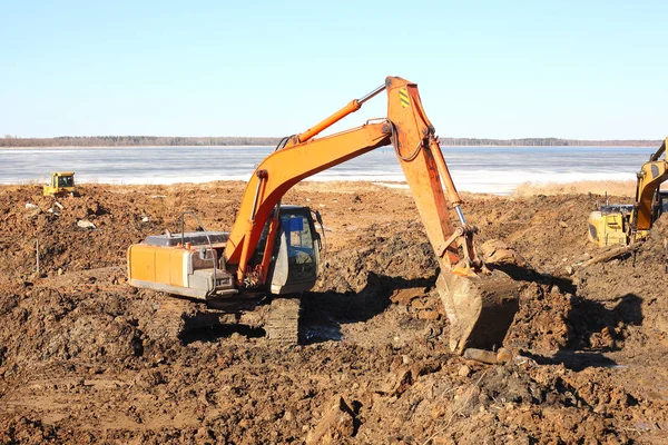 Construcción de amarres para el estacionamiento de embarcaciones - Excavadoras w — Foto de Stock