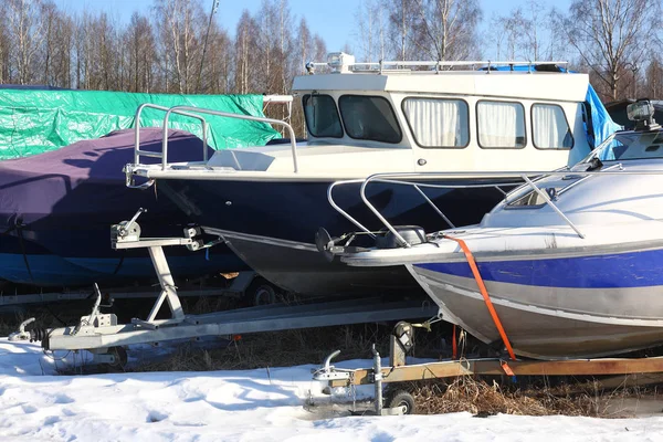 Téli csónakok parkoló - a pótkocsik hajók — Stock Fotó