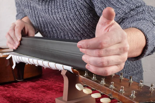 Guitarra reparación y servicio - Trabajador muele trastes cuello guitarra — Foto de Stock