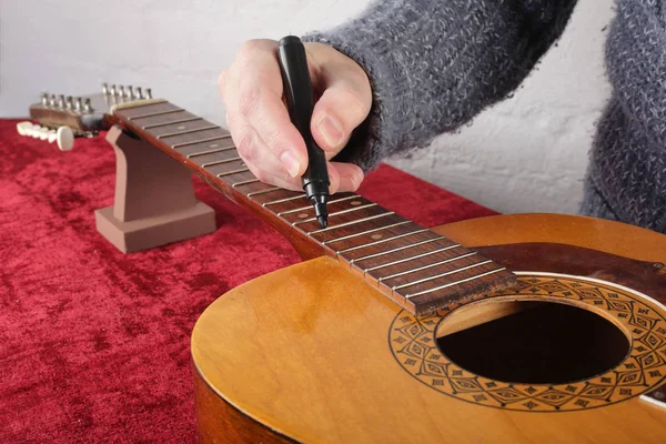 Riparazione e assistenza della chitarra - Preparazione dei tasti per il sorriso da parte dei lavoratori — Foto Stock