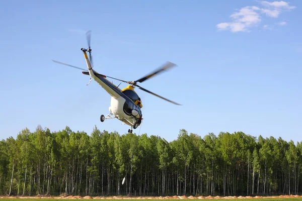 Aereo - Elicottero nero-giallo in volo a bassa altezza — Foto Stock