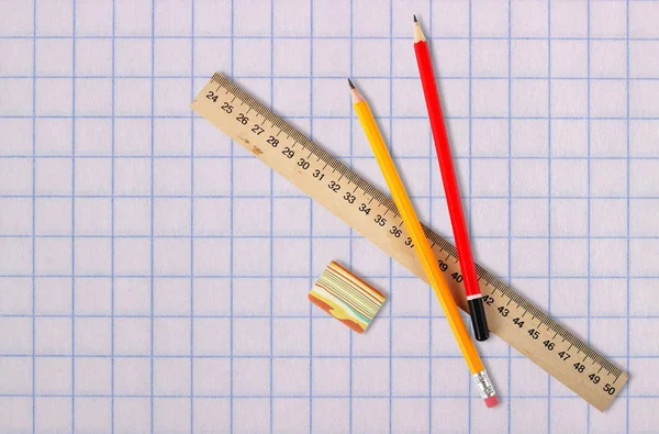 Papelería - Regla, borrador y lápices fondo de papel escolar — Foto de Stock