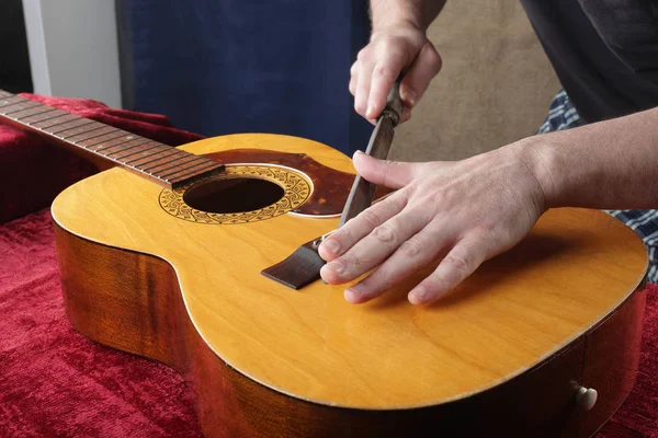 Riparazione e assistenza della chitarra - Dado del ponte di rettifica — Foto Stock