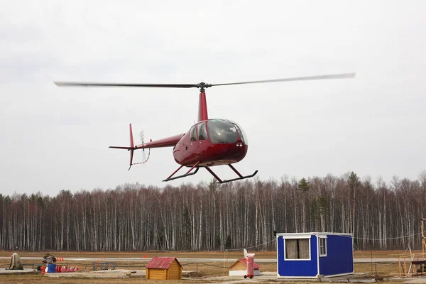 Flygplan - röd liten helikopter gör flygning på låg höjd — Stockfoto