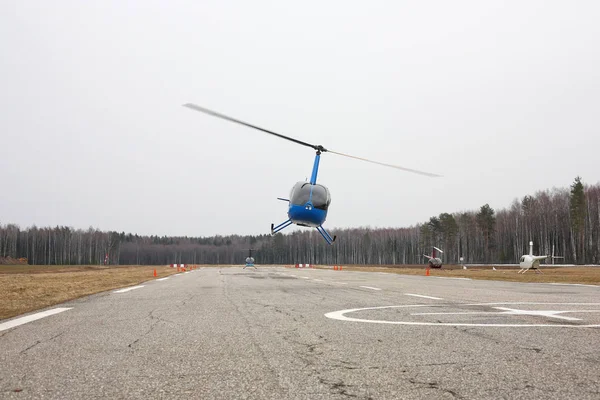Aereo - Piccolo elicottero blu vola a bassa altezza — Foto Stock