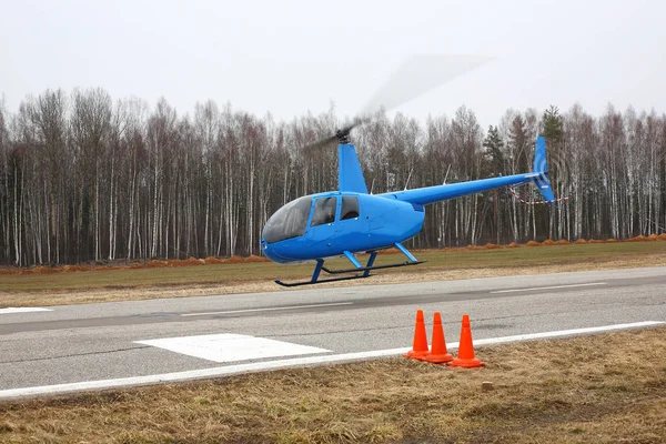 Aereo - Piccolo elicottero blu che vola a bassa altezza — Foto Stock