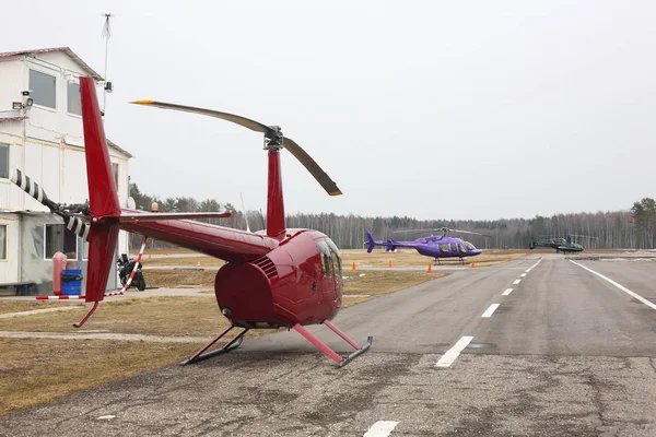 Flygplan - flera olika helikoptrar på parkering — Stockfoto