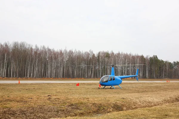 Aereo - Piccolo parcheggio elicottero blu — Foto Stock