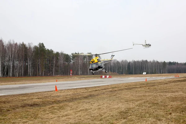 Flygplan - två helikoptrar gör flygning på låg höjd — Stockfoto
