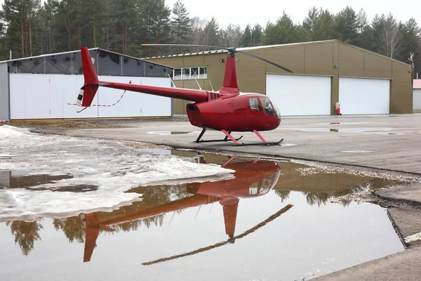 Aviones - Pequeño aparcamiento helicóptero rojo — Foto de Stock