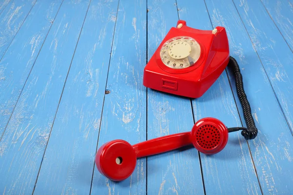 Telefones vintage - Vermelho um retro o telefone é pego — Fotografia de Stock
