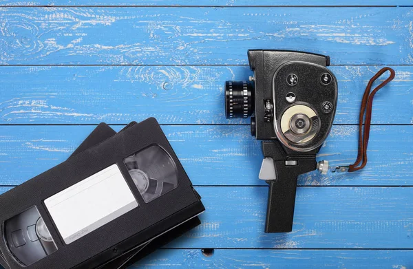 Vintage vieja película cámara de cine y cintas de vídeo VHS — Foto de Stock