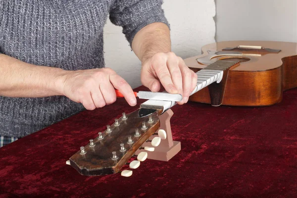 Manutenzione e riparazione della chitarra - Lavoratore per affilare lo strumento speciale g — Foto Stock