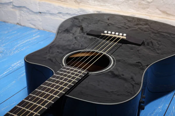Instrumento musical - Corte preto de madeira de guitarra acústica elétrica — Fotografia de Stock