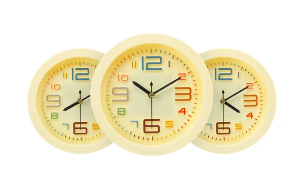 Drei gelbe Wecker unterschiedliche Zeit isoliert — Stockfoto