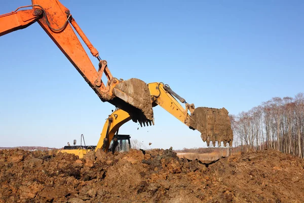 Construcción - Dos excavadoras trabajan en tierra — Foto de Stock