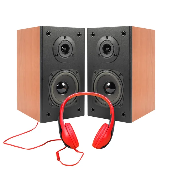 Musik und Sound - zwei Lautsprechergehäuse und roter Kopfhörer. i — Stockfoto