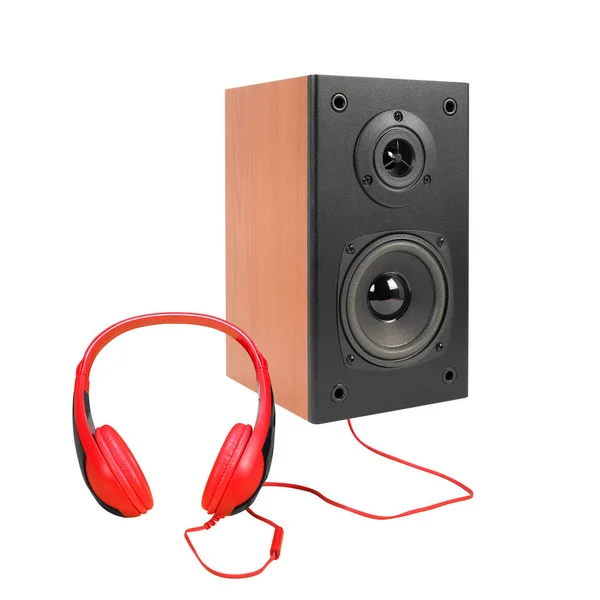 Zene és hang - egy fekete hangszóró zárt és piros headph — Stock Fotó