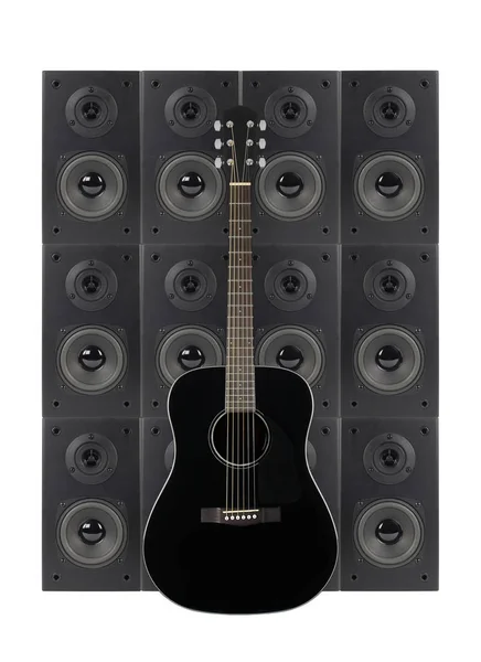 Muzyka i dźwięk - czarny gitara na tle obudowy głośnika — Zdjęcie stockowe