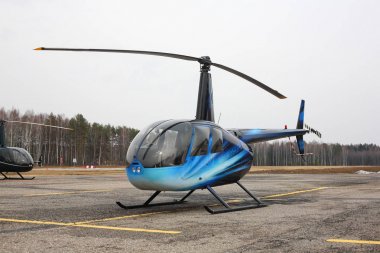 Uçak - turkuaz küçük helikopter yan görünüm
