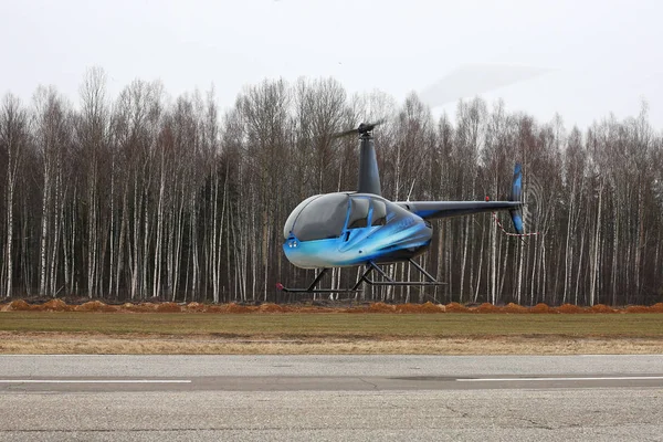 Flygplanet - turkos liten helikopter flygning på låg höjd — Stockfoto