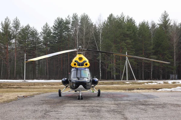 Aereo - Elicottero nero-giallo vista frontale — Foto Stock