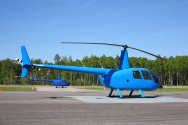Uçak - iki küçük mavi helikopter yan görünüm