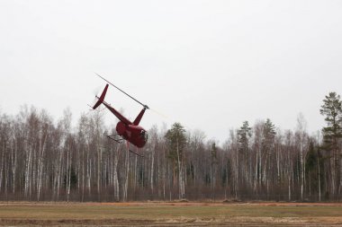 Uçak - kırmızı helikopter uçuş düşük yükseklikte yapar.