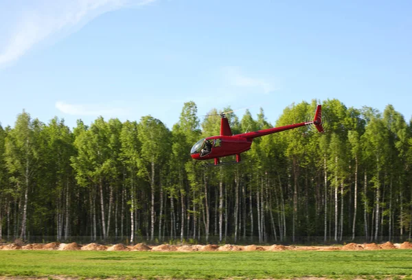 Aereo - Piccolo elicottero rosso su sfondo cielo nuvoloso — Foto Stock