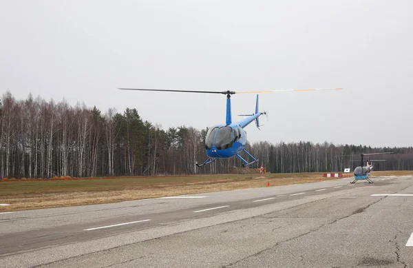 Aereo - Piccolo elicottero blu vola a bassa altezza fron — Foto Stock