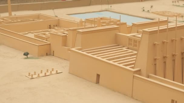 Un ángulo de visión alto de un proyecto en miniatura — Vídeo de stock