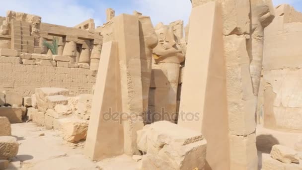 Ruinierte Statuen im Tempel — Stockvideo