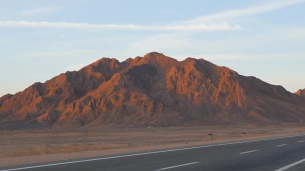 Montañas a lo largo del camino — Vídeos de Stock