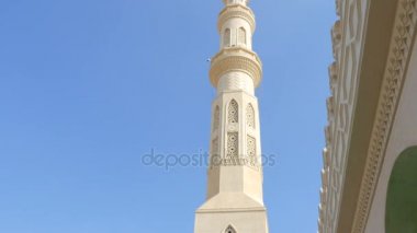 Mavi gökyüzüne karşı Camii