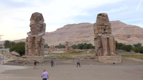 Estatuas de piedra en ruinas — Vídeo de stock