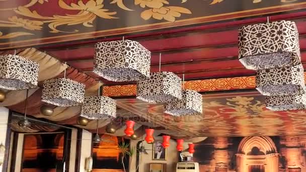 枝形吊灯重量在咖啡厅 — 图库视频影像