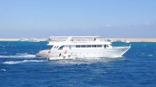 El barco de motor amarrado al yate — Vídeos de Stock