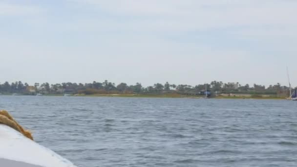 De boot zeilen langs de rivier de Nijl — Stockvideo