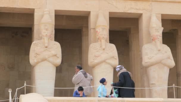 Touristen in der Nähe der Statuen — Stockvideo