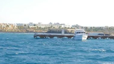 Bina arka plan üzerinde gemi