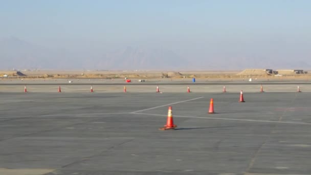 Passarela do aeródromo no deserto — Vídeo de Stock