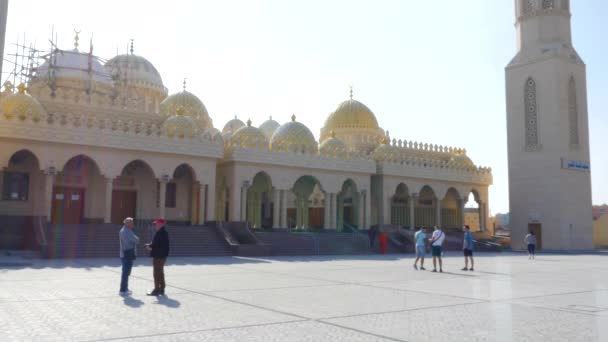 Blick auf die Kathedrale vor blauem Himmel — Stockvideo