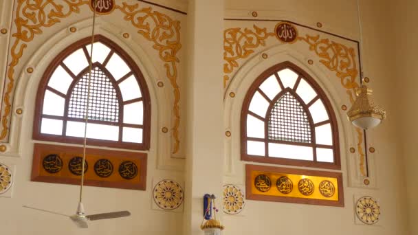 Houten ramen in de moskee — Stockvideo
