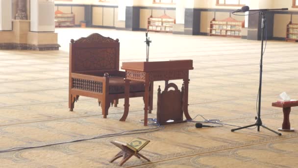Деревянная скамейка в молитвенном зале — стоковое видео