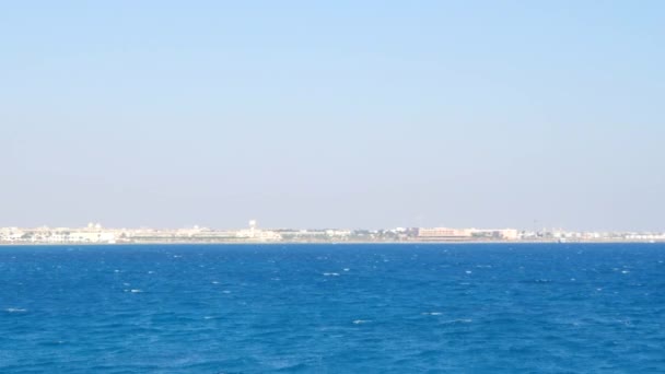 Vista del mar contra el cielo azul — Vídeos de Stock