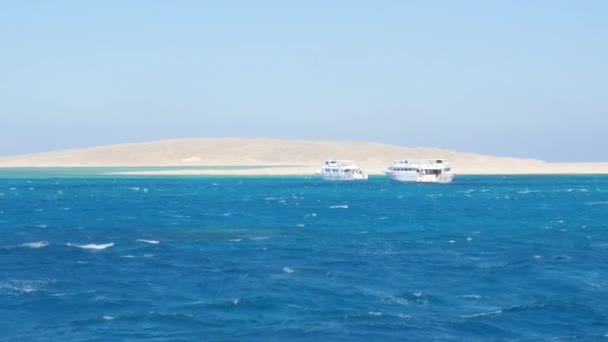 Naves cerca de la costa de la isla — Vídeo de stock