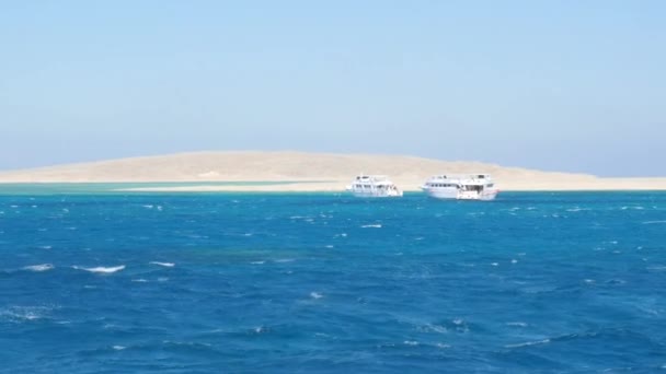 Navi vicino alla riva dell'isola — Video Stock