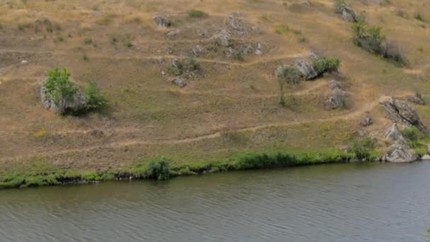 Panorama de la rivière et littoral escarpé 