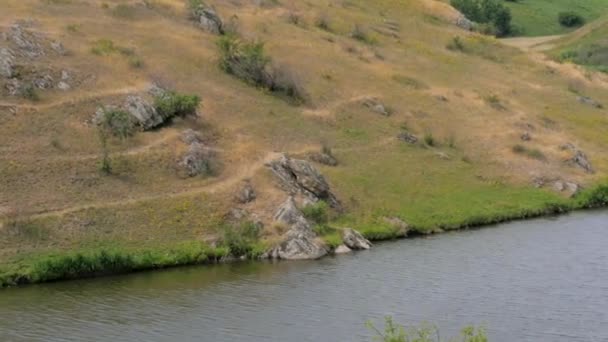 El río cerca del barranco — Vídeo de stock