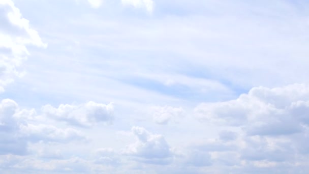 Grüner Rasen auf blauem Himmel Hintergrund — Stockvideo